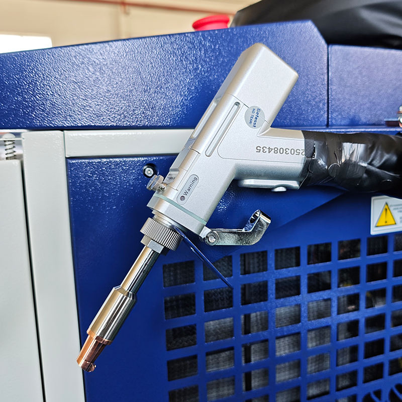 آلة لحام بالليزر صناعية عالية  - مراجعة Industrial Laser Repair وسعره